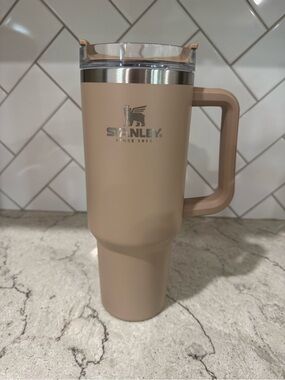 Stanley Beige Travel Tumbler with Handle and Clear Lid 40oz. NO STRAW